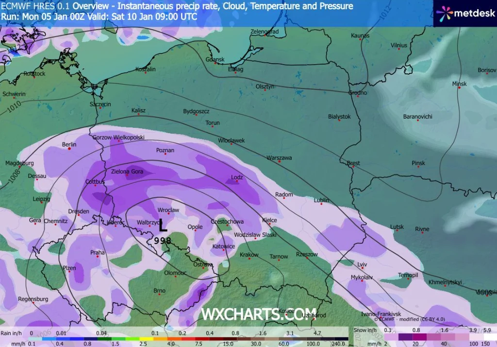 Kolorowa mapa pogodowa przedstawiająca natężenie opadów i chmur nad Polską i częściami krajów ościennych, z wyraźnie zaznaczonym niżem atmosferycznym w okolicach Dolnego Śląska, oznaczonym literą L i wartością ciśnienia 998 hPa, obszary największych op...