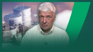 Doświadczony mężczyzna z siwymi włosami ubrany w jasną koszulę na tle grafiki z obrazem stosu monet oraz nocnego miasta, całość utrzymana w nowoczesnej, zielonej kompozycji wizualnej