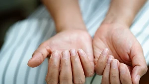 Nie jesteś skazana na żółte paznokcie. Rób tak, a hybryda ci nie zaszkodzi