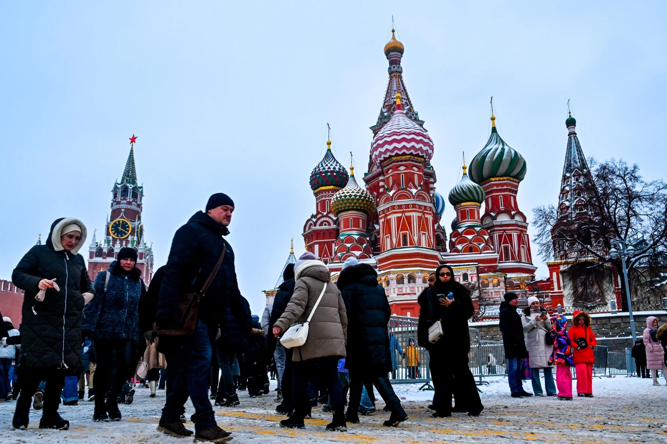 Wolniejszy wzrost gospodarczy, wyższe podatki, mniejsze wpływy z handlu ropą - to główne "wątki" historii, jaką będzie pisać rosyjska gospodarka w 2026 roku Tłum ludzi spacerujących w zimowej scenerii przed kolorową cerkwią św. Bazylego na Placu Czerwonym w Moskwie, z widoczną wieżą Kremla w tle.