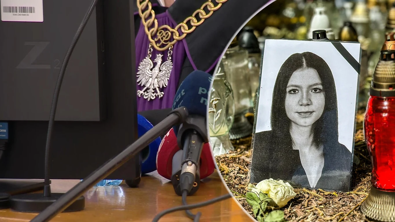 Katarzyna G. będzie musiała zapłacić zadośćuczynienie za wpisy na temat zamordowanej Mai z Mławy Sala sądowa z widocznym stołem sędziowskim, mikrofonami oraz fragmentem togi sędziowskiej ozdobionej łańcuchem z orłem, zestawione z czarno-białą fotografią młodej kobiety ze zniczem i kwiatami, sugerującymi upamiętnienie zmarłej osoby.
