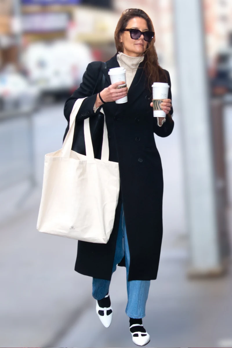 Katie Holmes w czarnym wełnianym płaszczu, dżinsach i białych balerinach 