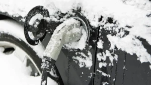 Spędził noc w elektrycznym aucie przy -5 st. C. Wynik zaskakuje