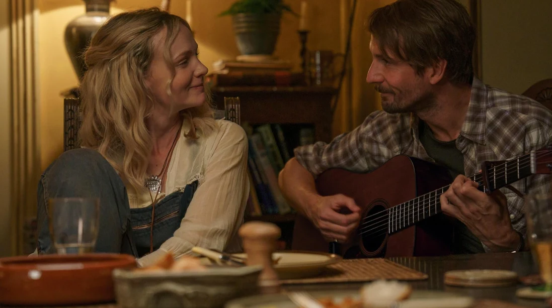 Carey Mulligan i Tom Basden w filmie "The Ballad of Wallis Island"