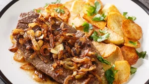 Najlepsza część wołowiny na bitki. Tłuszczu ma niewiele, jest soczysta