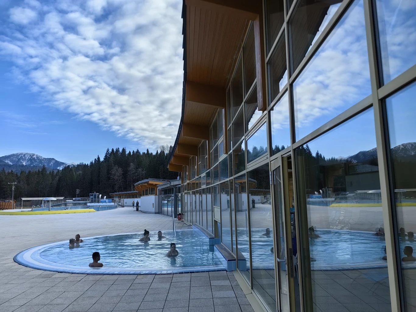 Ta słowacka miejscowość to idealne miejsce na zimowy odpoczynek. Na miejscu gorące źródła, górskie widoki i stok narciarski Ta słowacka miejscowość to idealne miejsce na zimowy odpoczynek. Na miejscu gorące źródła, górskie widoki i stok narciarski