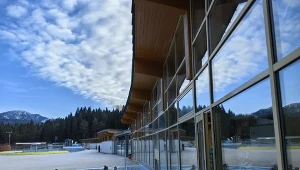 Uzdrowisko mniej tłoczne niż oblegana Krynica. Na miejscu gorące źródła i stok narciarski