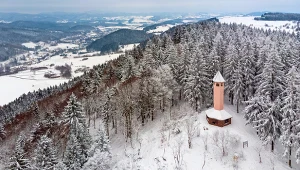 Łatwy szlak na zimę w Sudetach. Wieża widokowa inna niż wszystkie