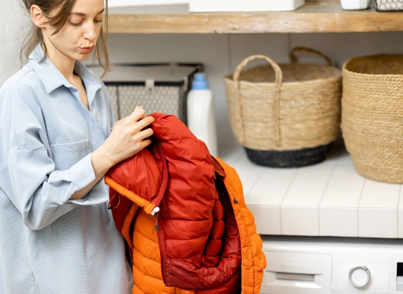 Jak wysuszyć kurtkę puchową po praniu, żeby była puszysta i pachnąca bez suszarki bębnowej?