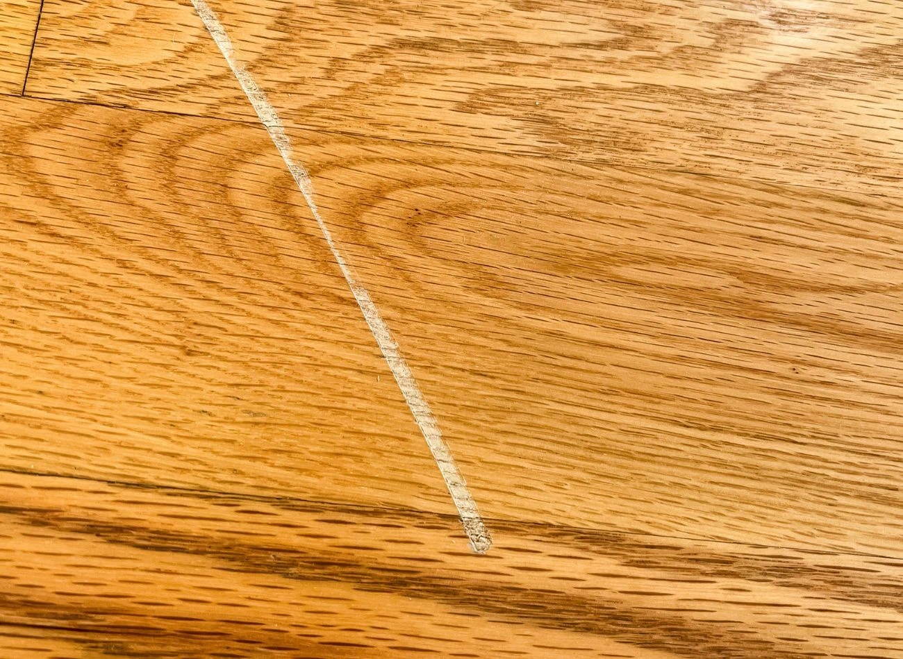 Rysy na podłodze często powstają wskutek przesuwania mebli, których nogi nie są zabezpieczone np