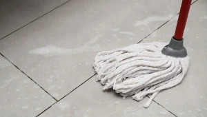 Dodaj kilka kropel przy myciu podłóg, a będą pachnieć jak perfumeria. Fot. Africa images/CAnva Pro