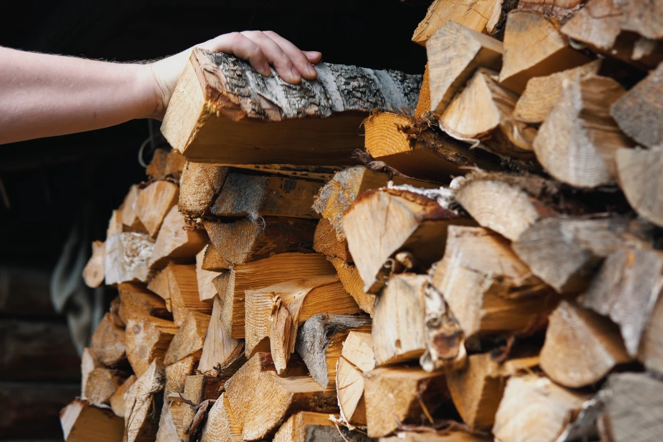 Drewno miękkie pali się stosunkowo krótko, bywa głośne, a zawarta w nim żywica mocno budzi szybę kominka.