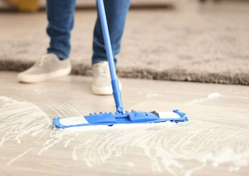 Dodając olejki eteryczne do wody, sprawisz, że podłoga będzie pięknie pachnieć kilka dni.