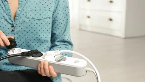 Listwa zasilająca nie powinna być ukrywana za meblami ani przykrywana.