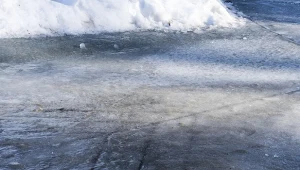 Dlaczego nie powinno się stosować soli na oblodzony chodnik?