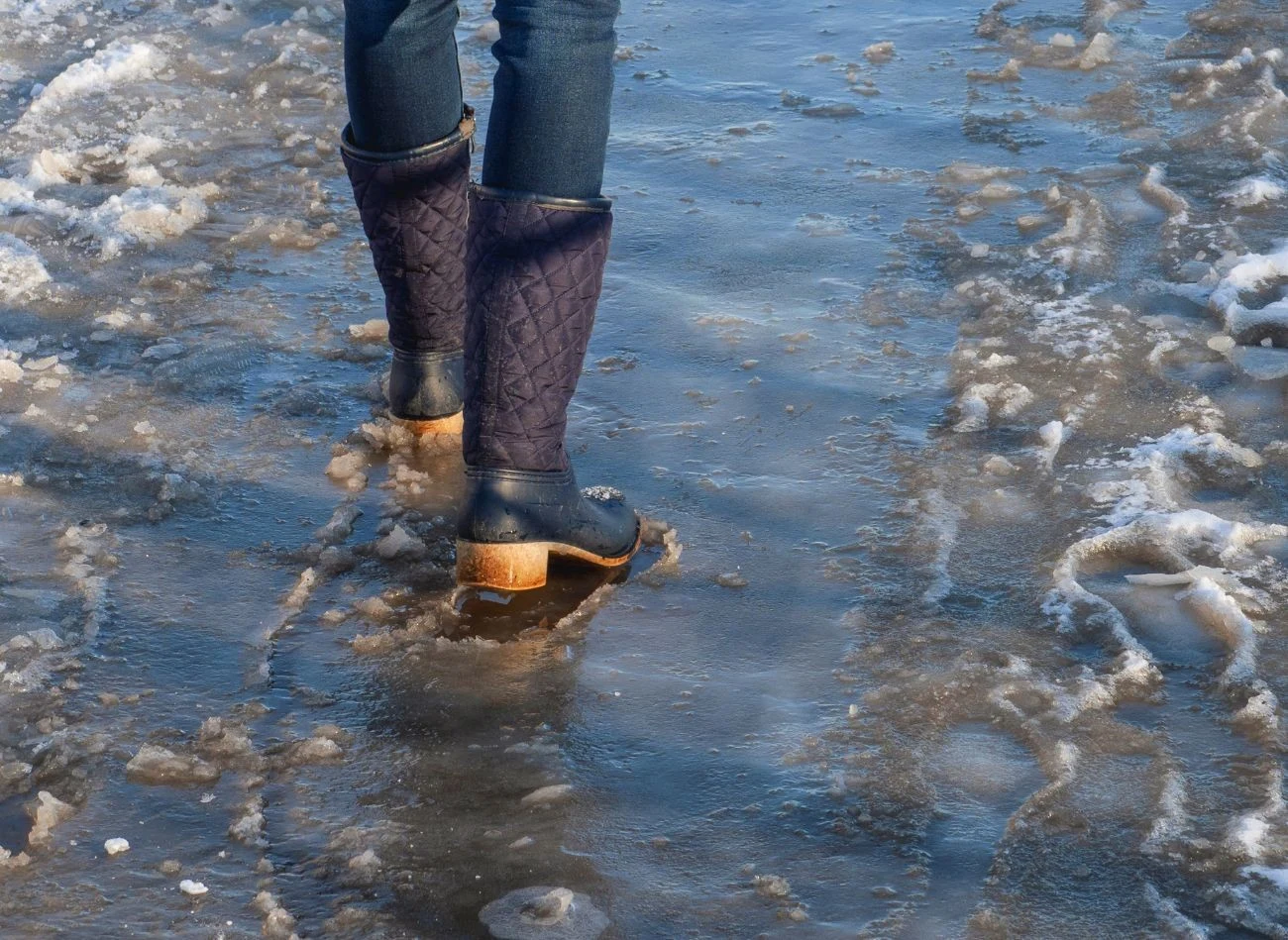 Sól chwilowo pomaga usunąć lód z chodnika, ale szkodzi przy tym środowisku i niszczy obuwie