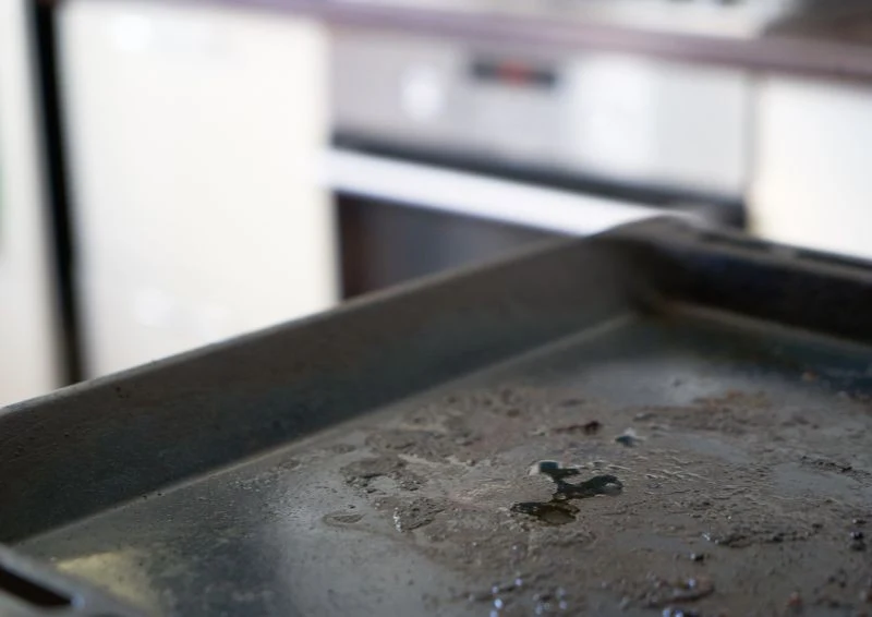 Nigdy nie zostawiaj spalenizny w piekarniku na dłużej.