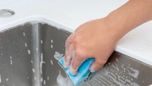 Woda utleniona skutecznie usuwa tłuszcz, pleśń i osady z mydła.