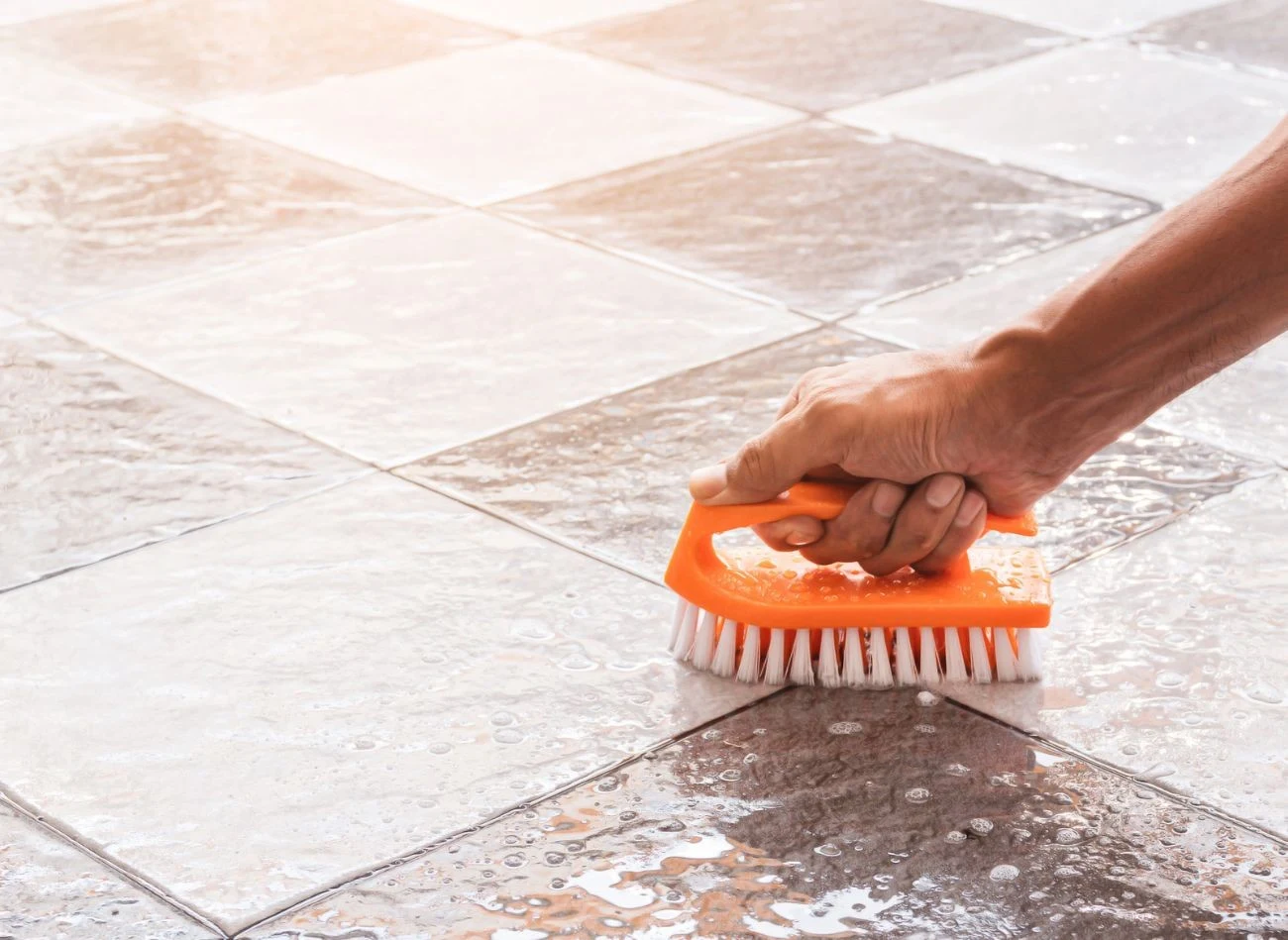 Woda utleniona pomaga dokładnie wyczyścić fugi pomiędzy kafelkami