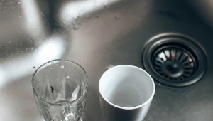 w prosty sposób możesz usunąć osad po herbacie z kubków i szklanek.