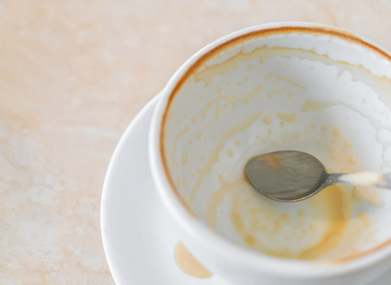 Ciemny osad na naczyniach powstaje również po kawie.