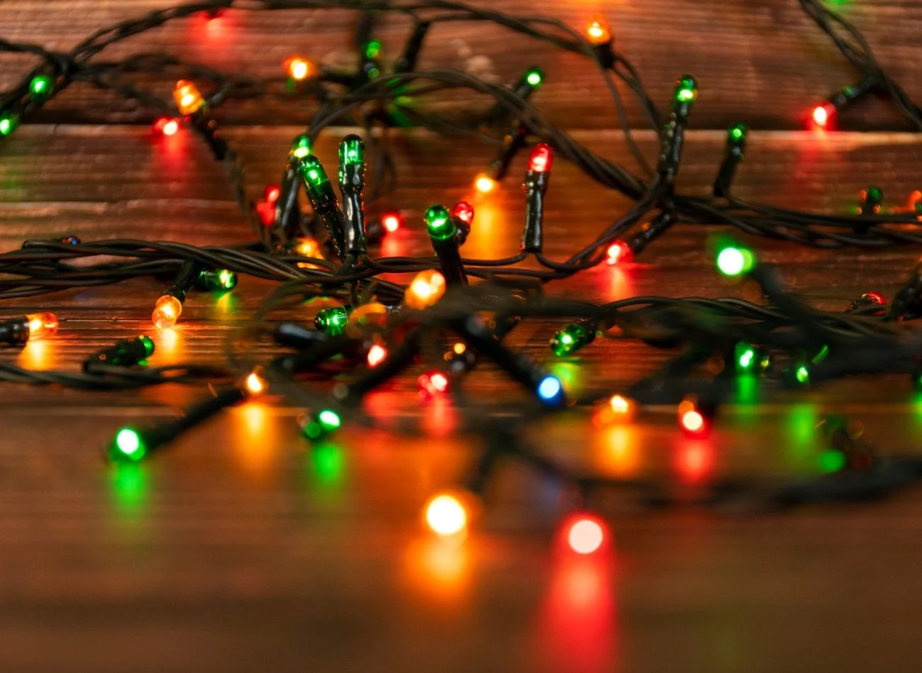 Podstawowa zasada mówi, że do jednego łańcucha świetlnego możesz podłączyć maksymalnie 3 zestawy lampek.