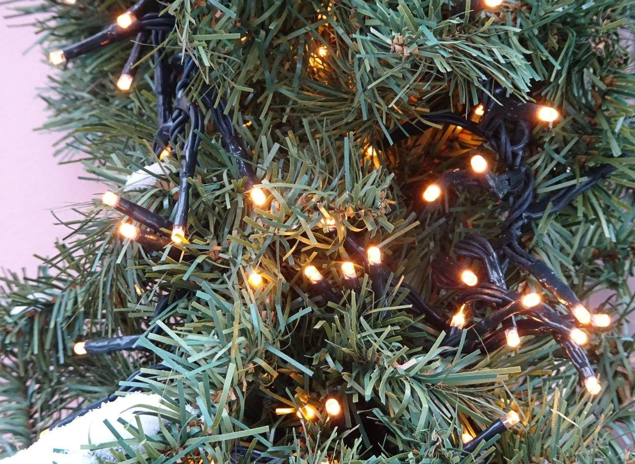 Lampki nie powinny mieć kontaktu z tkaninami, zasłonami ani innymi materiałami łatwopalnymi.