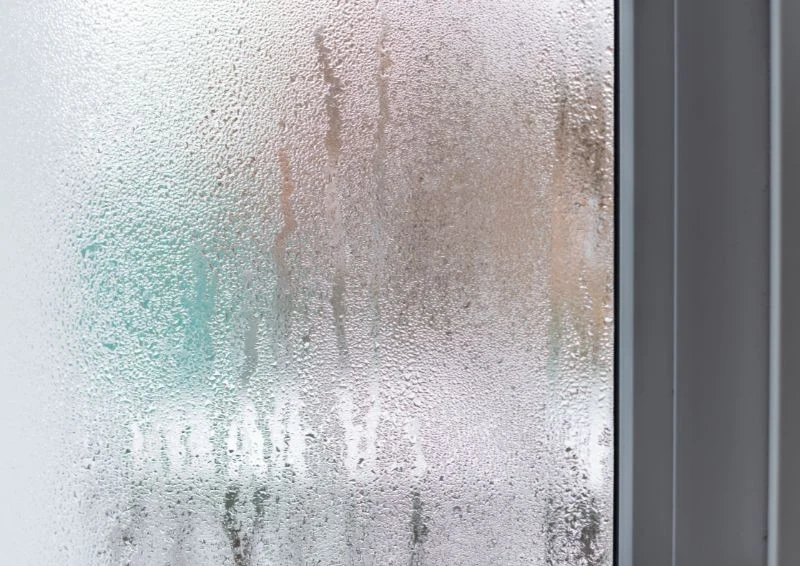 Skraplająca się woda na oknach to poważny problem zimą.
