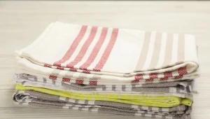 Dzięki domowym metodom ze ściereczek kuchennych usuniemy nawet stare, uporczywe plamy.