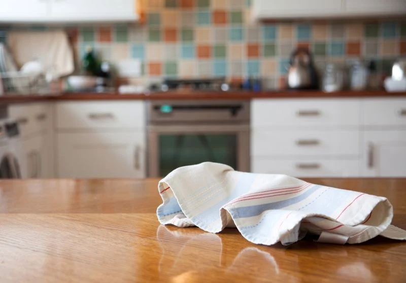 Ścierki kuchenne trzeba prać w wysokiej temperaturze, aby pozbyć się z nich bakterii