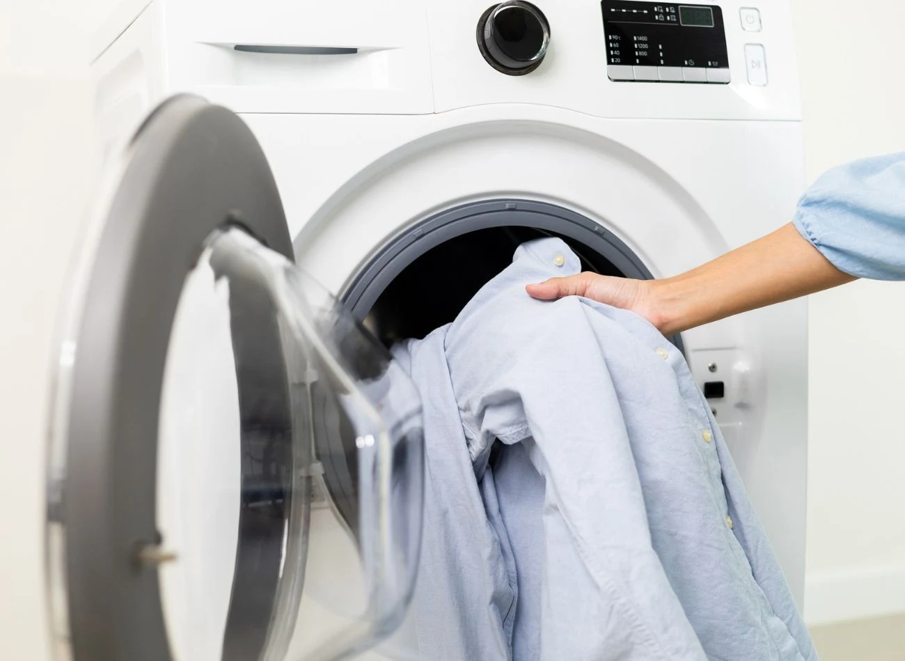 Po nałożeniu domowego odplamiacza należy wyprać ubranie w standardowym, bezpiecznym dla tkaniny cyklu prania