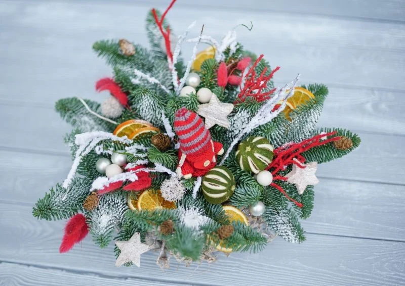 Przygotowany stroik można postawić na stole lub półce w salonie.