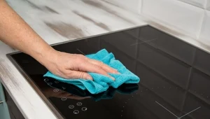 Czyszczenie płyty indukcyjnej okazuje się proste dzięki kilku domowym patentom.