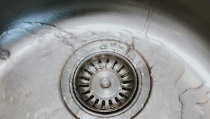 Wylewanie wrzątku do odpływu może prowadzić do poważnych awarii instalacji.