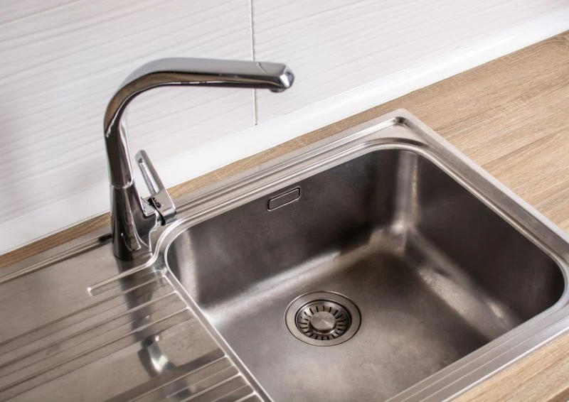 Unikaj wlewania wrzątku do zlewu, by nie uszkodzić instalacji.