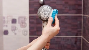 Podpowiadamy, jak wyczyścić słuchawkę prysznicową domowymi sposobami.