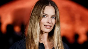 Margot Robbie z rozpuszczonymi włosami na pokazie mody