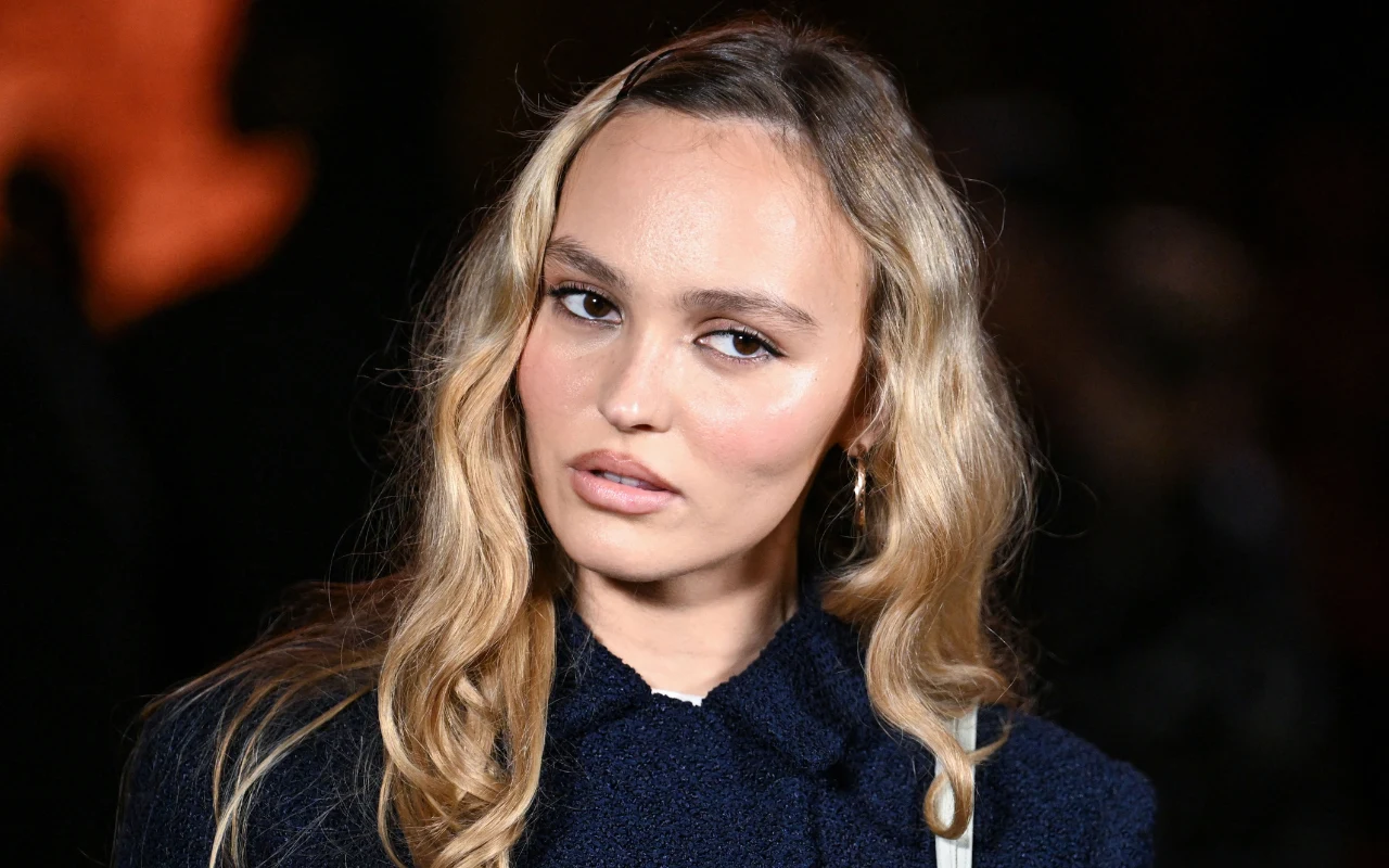 Rozświetlenie twarzy i długotrwały efekt. U Lily-Rose Depp doskonale widać, jak naturalna baza sprawia, że nawet dłuższe odrosty nie będą widoczne przy milk tea hair