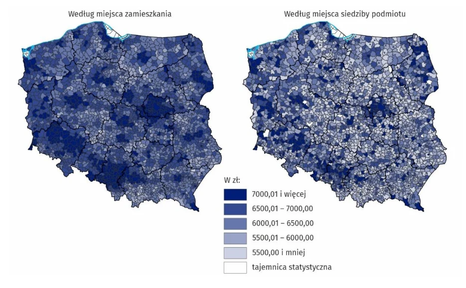 Dwie mapy Polski z zaznaczonym podziałem administracyjnym prezentujące zestawienie poziomu zarobków brutto według miejsca zamieszkania oraz miejsca siedziby podmiotu. Odcienie niebieskiego wskazują różne przedziały kwotowe, a niektóre powiaty oznaczone...