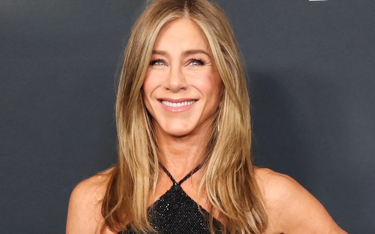 Jennifer Aniston jest prawdziwą ambasarodką milk tea hair. Na jej przykładzie doskonale widać, jak odmładzająco działa ta koloryzacja
