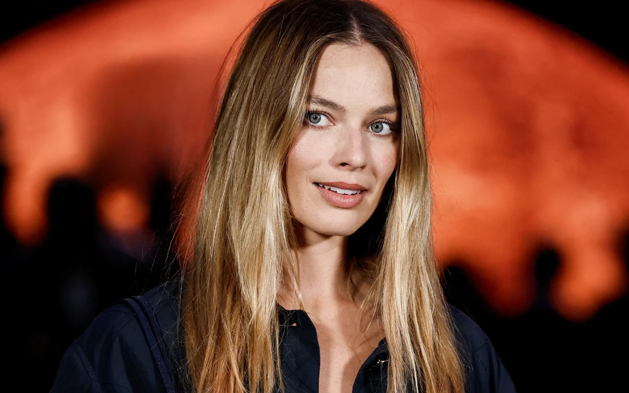 Naturalnie ciemne u nasady, jasne, rozświetlone przy twarzy. Margot Robbie wygląda pięknie w koloryzacji milk tea hair