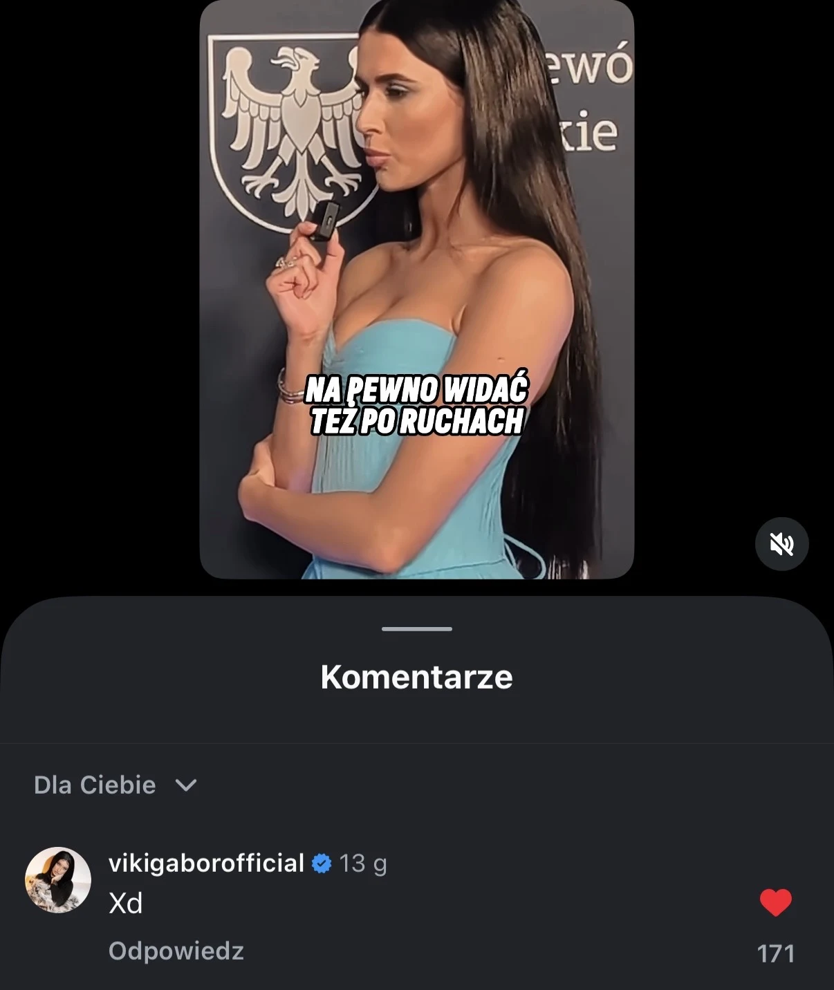 Viki Gabor odpowiedziała na słowa Roxie Węgiel Kobieta ubrana w niebieską sukienkę stoi bokiem, przytulona do mikrofonu na tle czarnej ścianki z herbem, na zdjęciu znajduje się napis Na pewno widać też po ruchach. W komentarzu poniżej zamieszczono odpowiedź z tekstem Xd i serduszkiem.