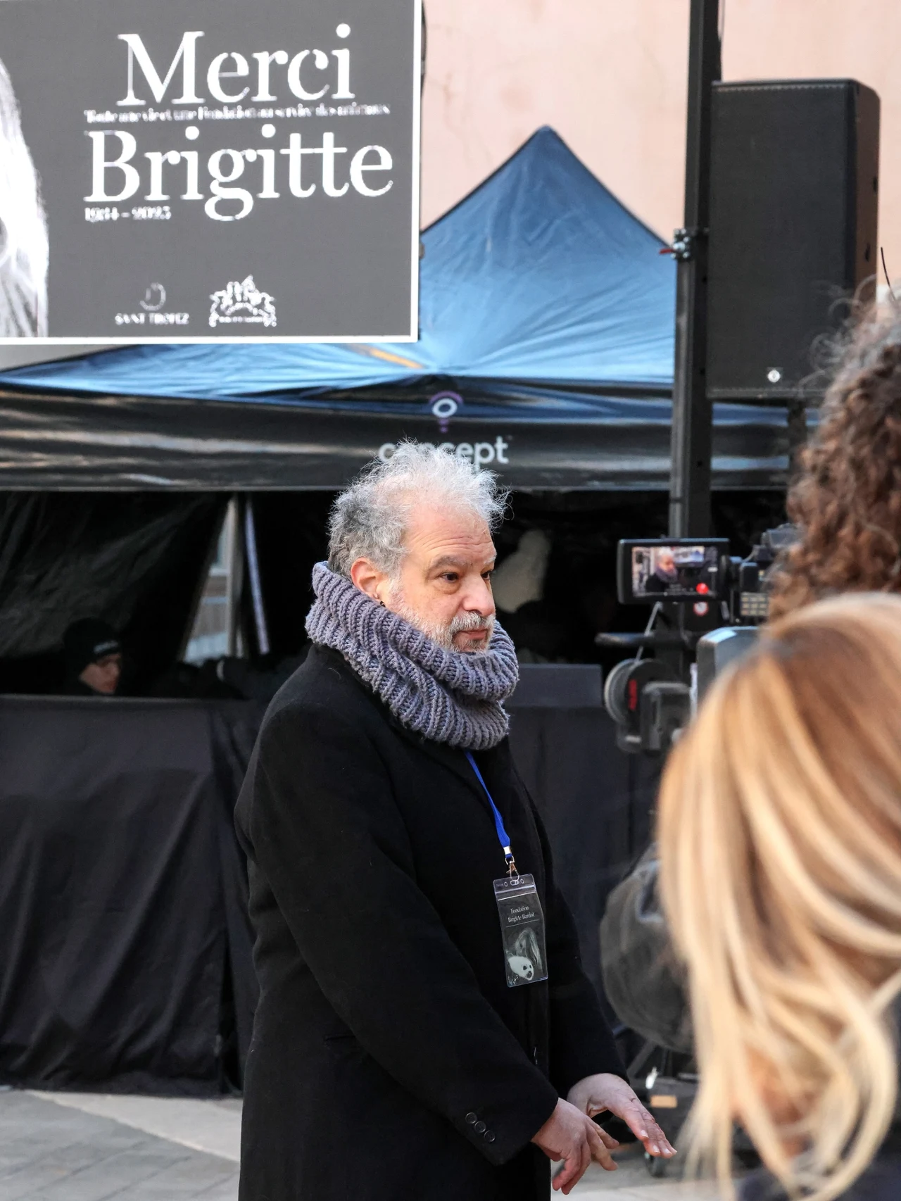 Aktor Raphaël Mezrahi w czasie pogrzebu Brigitte Bardot Aktor Raphaël Mezrahi w czasie pogrzebu Brigitte Bardot