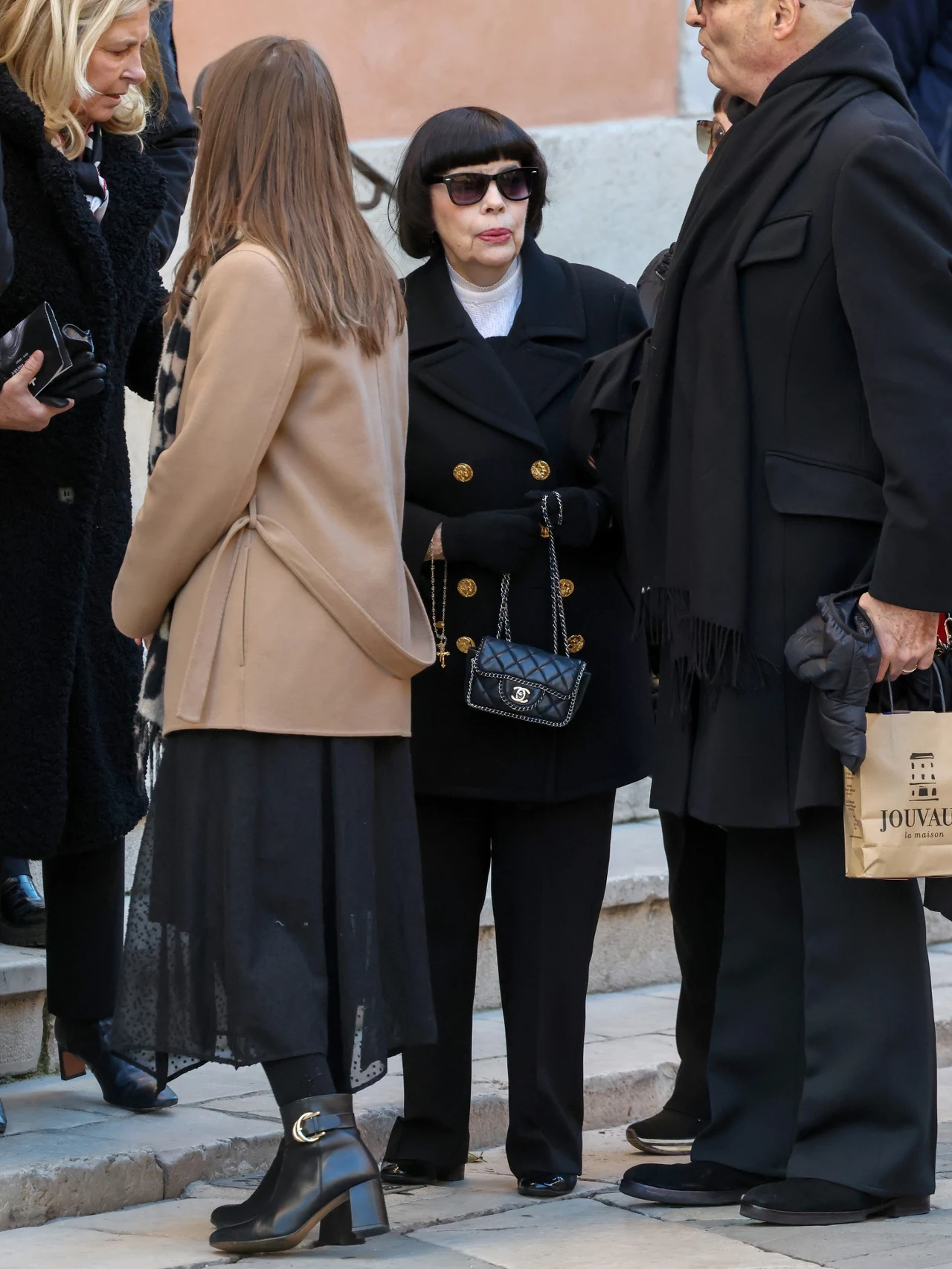 Piosenkarka Mireille Mathieu podczas pogrzebu Brigitte Bardot Piosenkarka Mireille Mathieu podczas pogrzebu Brigitte Bardot