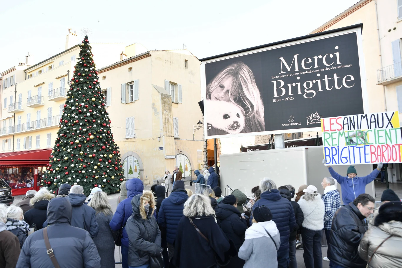 Tłum, który przyszedł pożegnać Brigitte Bardot Tłum, który przyszedł pożegnać Brigitte Bardot