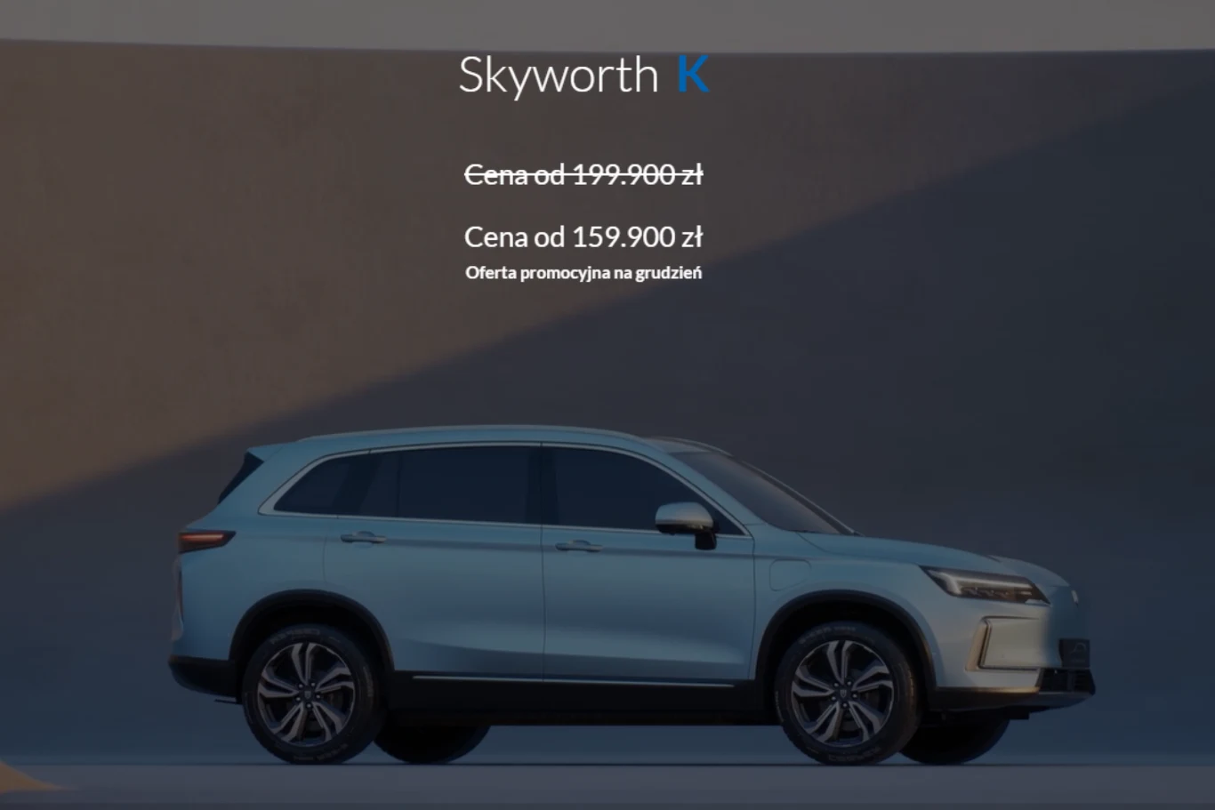 Samochód typu SUV marki Skyworth w kolorze jasnoniebieskim, ustawiony bokiem na tle minimalistycznym z cieniowaną ścianą oraz reklamowy tekst z ceną promocyjną na miesiąc grudzień.
