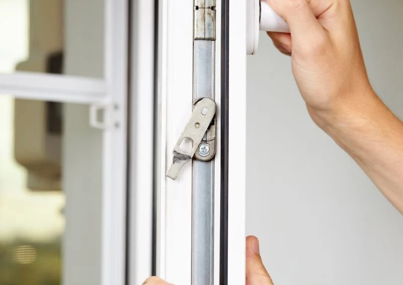 Dokręć rolki w oknie, by poprawić ich szczelność na zimę.