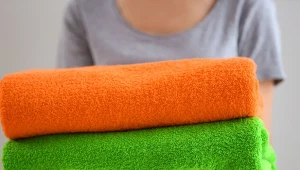 Sól jest bardzo pomocna podczas prania ubrań i ręczników. Co daje?