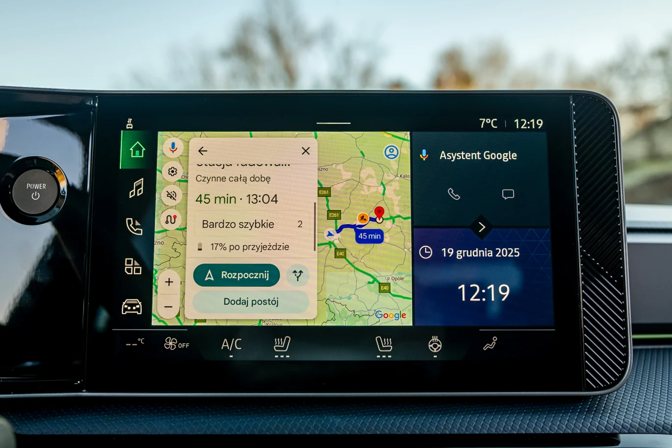 System multimedialny oparty na Google’u - nawigacja podpowiada, z jakim stanem naładowania dojedziemy do celu, ale wartości te potrafią się zmieniać.