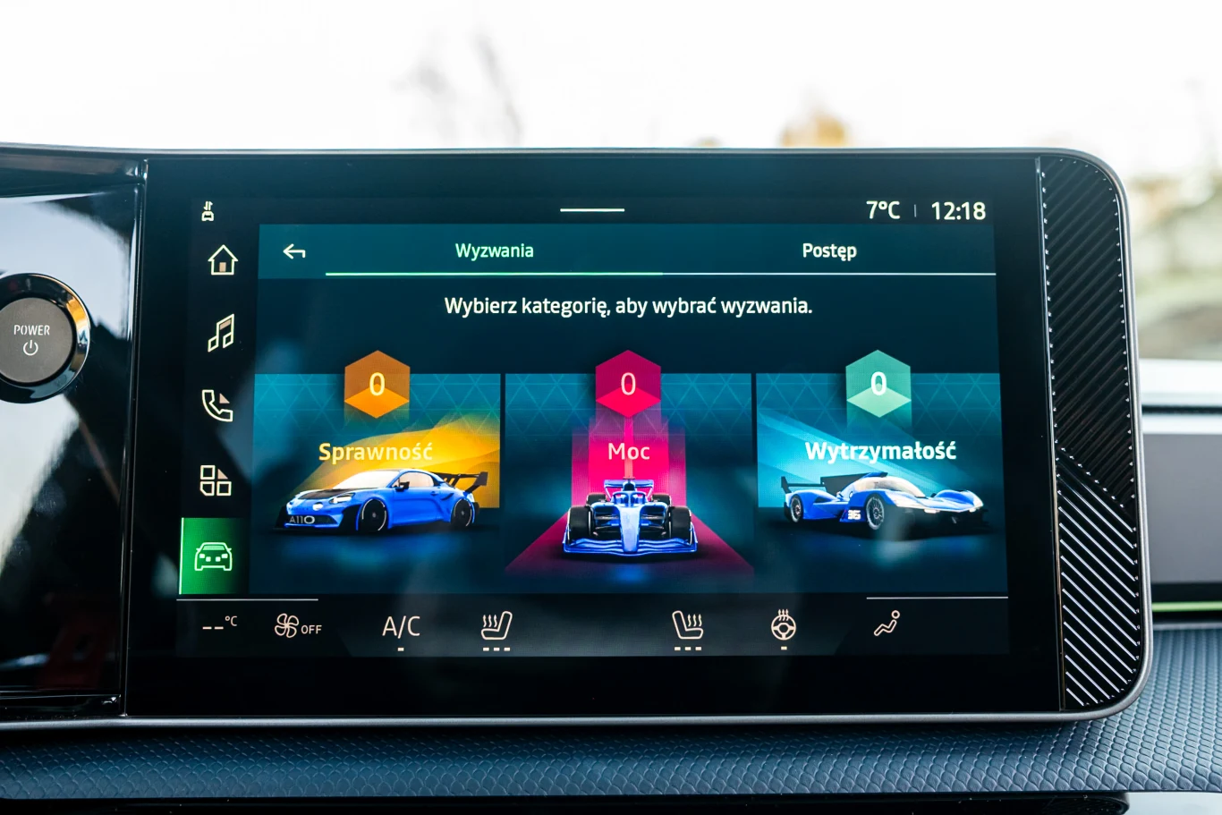 W ramach ciekawostki - system multimedialny oferuje różnego rodzaju wyzwania oraz możliwość “szkolenia” z jazdy.